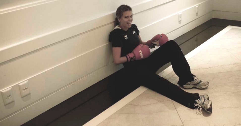 Exausta, Luiza Almeida sofre com o pesado treino de boxe que ela faz semanalmente
