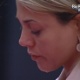 Fabiana chora sozinha enquanto organiza a cozinha - Reprodução/TV Globo