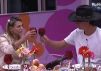 Em tarde de chuva, finalistas ganham almoço dentro da casa e trocam elogios - Reprodução/TV Globo
