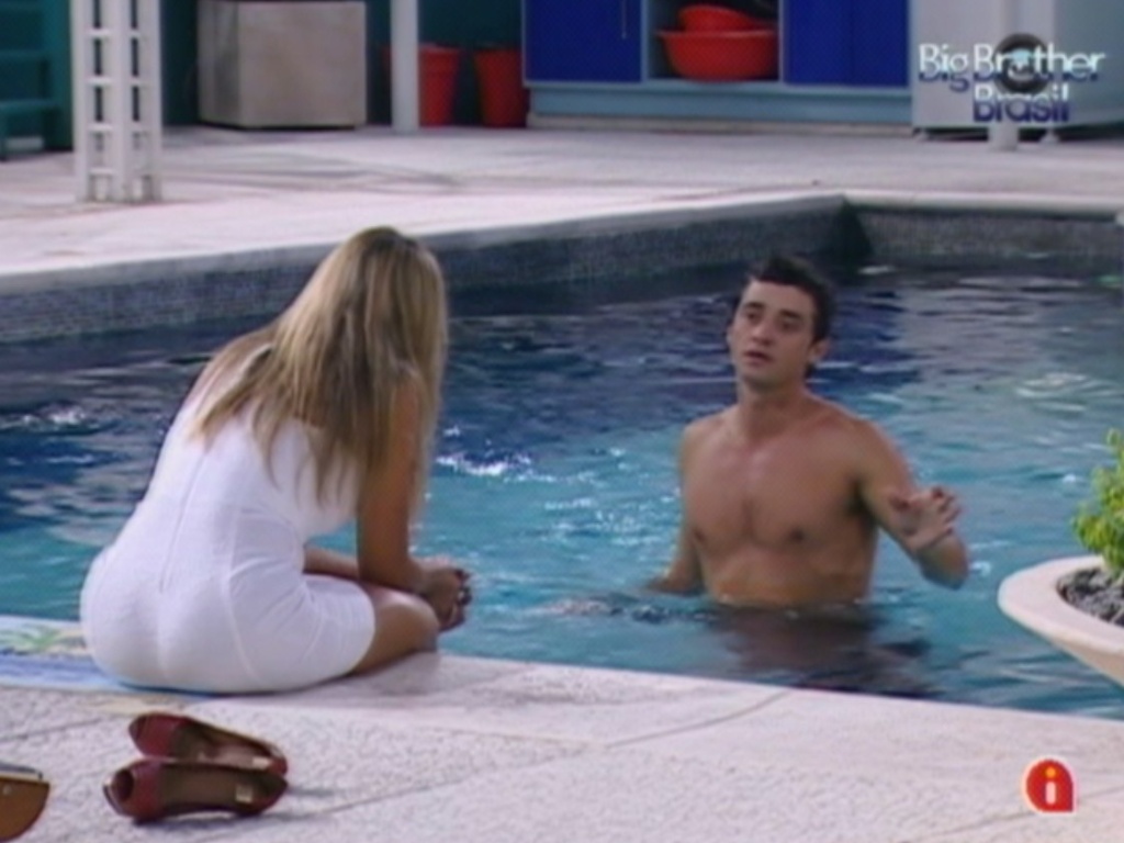 Finalistas, Fael e Fabiana conversam na piscina (27/3/12)