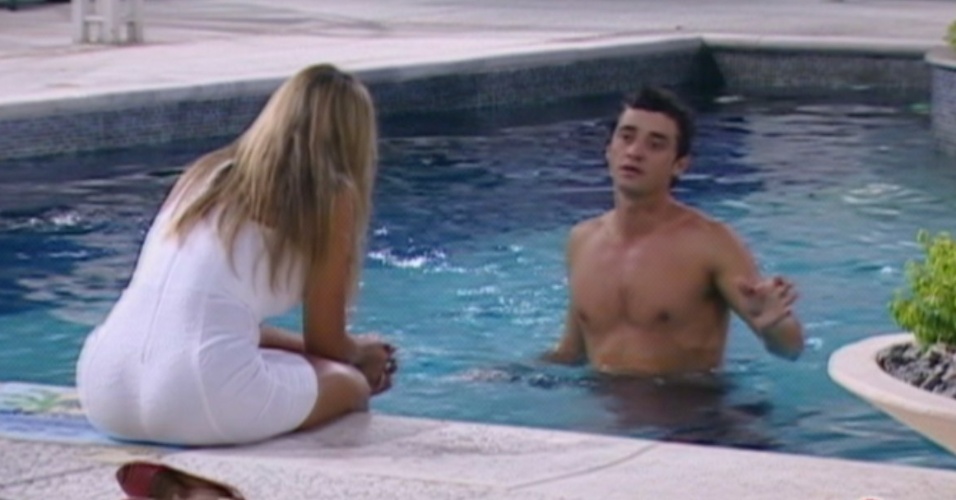 Finalistas, Fael e Fabiana conversam na piscina (27/3/12)