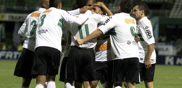 Jogadores do Coritiba comemoram gol de Roberto, na vitória por 1 a 0 sobre o Londrina - Divulgação/Coritiba 