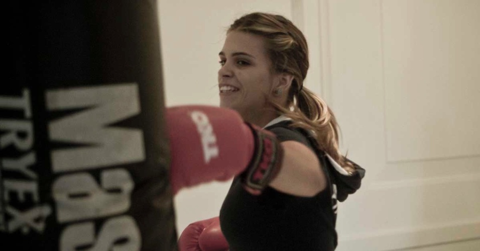 Luiza Almeida golpeia o saco de areia durante seu treino de boxe; atleta do hipismo, a musa vai à segunda Olimpíada