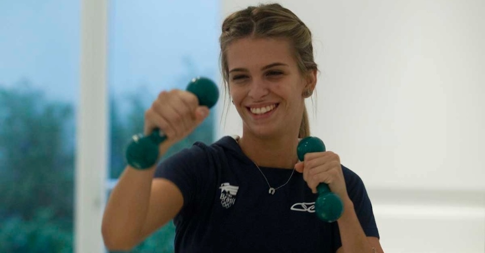 Luiza Almeida sorri durante o treino de boxe que ela faz para manter a forma