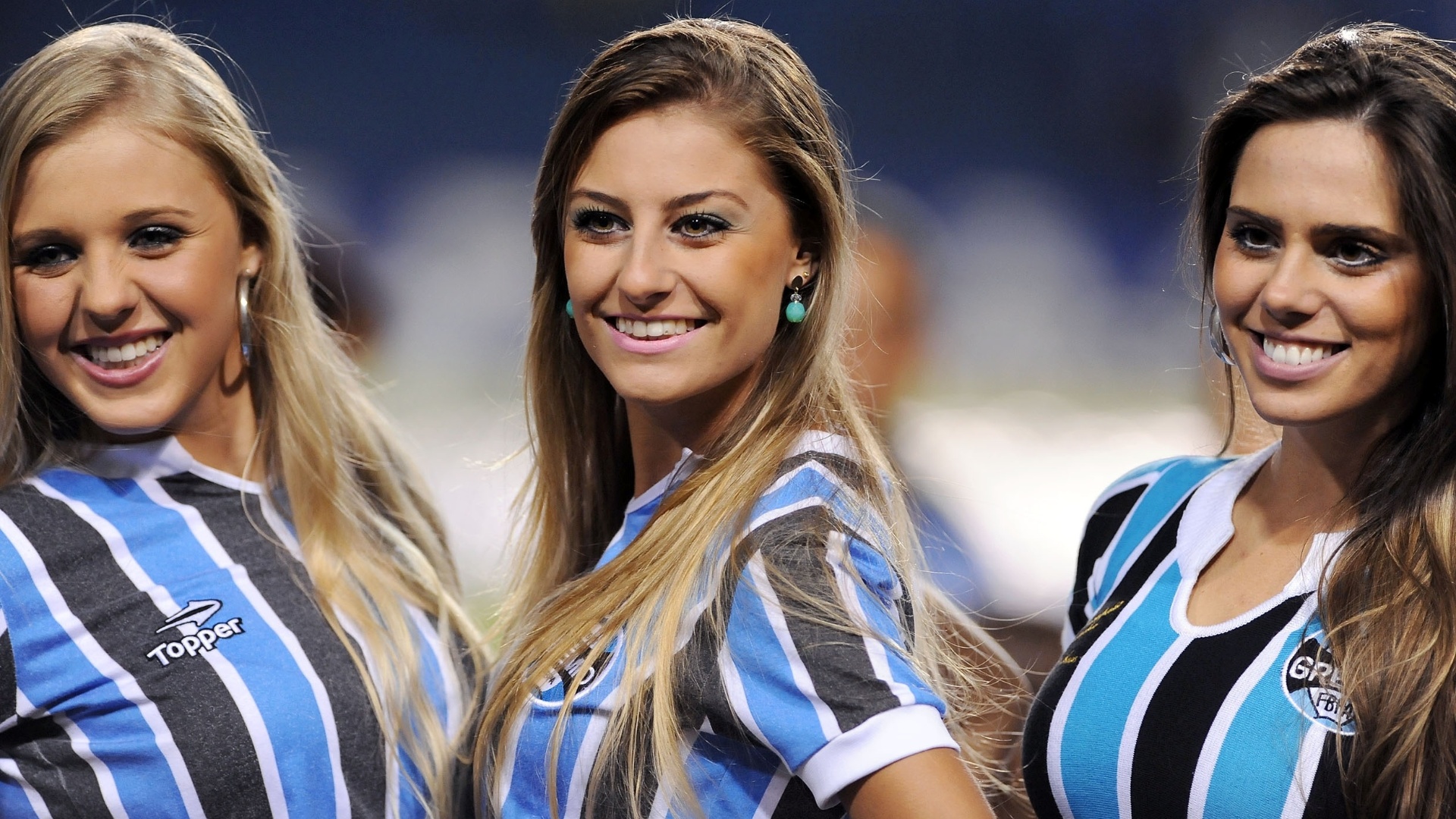 29.mar.2012 - Belas torcedoras do Grêmio marcaram presença durante jogo contra o Avenida