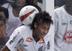 Neymar 'teme' levar chute na canela ao enfrentar 100 crianças em jogo festivo na Vila Belmiro