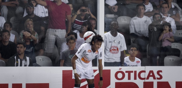 Neymar promete jogadas de efeito para superar 100 crianças no gramado da Vila  - Ricardo Nogueira/Folhapress