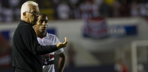 Leão orienta Lucas no São Paulo; jogador reclamou da forma como era escalado - Fernando Donasci/UOL