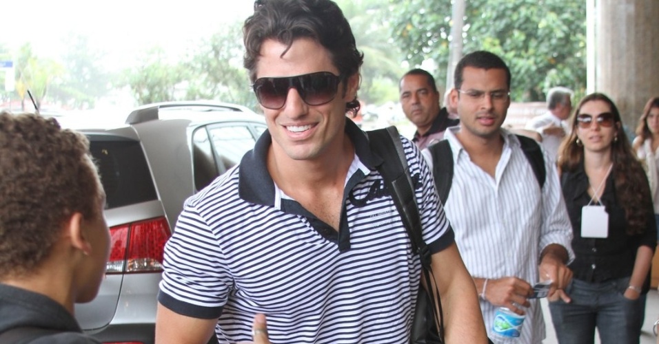 Ex-BBB João Maurício é abordado por fãs ao chegar no hotel no Rio de Janeiro para a final do 