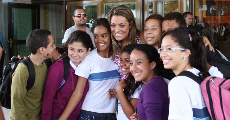 Ex-BBB Monique é cercada por crianças ao chegar no hotel do Rio de Janeiro para final do "BBB12"