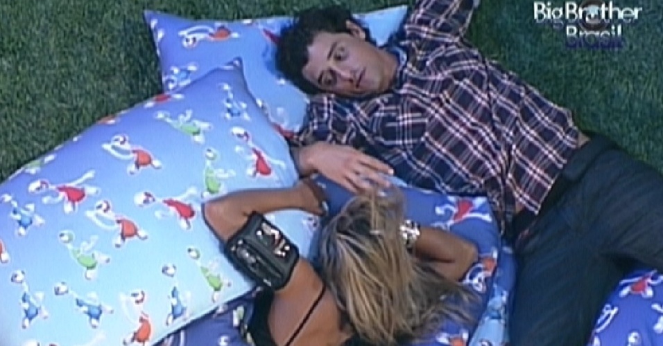 Fabiana e Fael conversam deitados entre almofadas durante a última festa do 