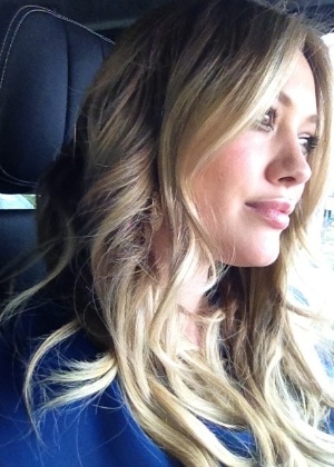 Hilary Duff mostra novo visual no Twitter (29/3/12)