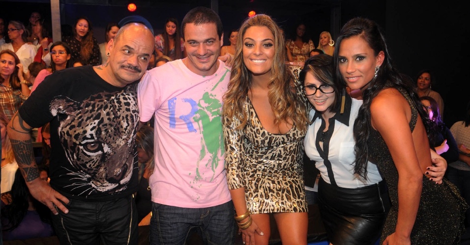 João Carvalho, Rafa, Monique, Mayara e Kelly posam para foto (29/3/12)
