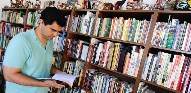 José Renato tem na biblioteca: 2.108 livros, 15.750 revistas, 5.700 pôsteres e 4.750  jornais - Junior Lago/UOL