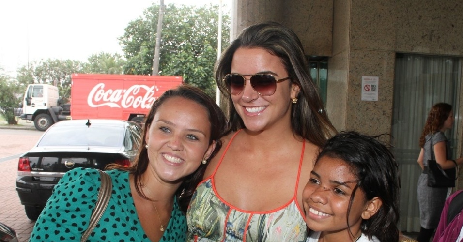 Ex-BBB Laisa tira fotos com fãs ao chegar ao hotel no Rio de Janeiro para final do "BBB12" (29/3/12)