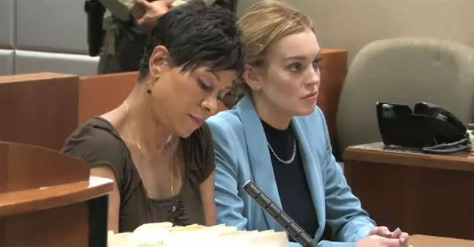 Lindsay Lohan e sua advogada, Shawn Holley, durante audiência nesta quinta-feira (26)