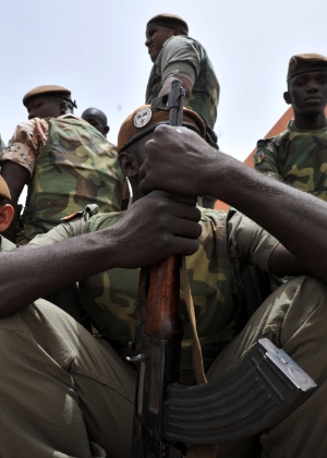 Militares malineses se reúnem no aeroporto de Bamaco, capital do Mali - Issouf Sanogo/AFP