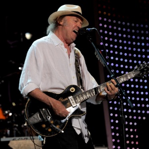 Neil Young toca em show tributo a Paul McCartney em Los Angeles (10/2/12) - AFP