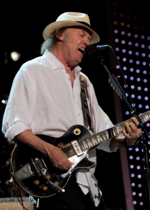 Neil Young toca em show tributo a Paul McCartney em Los Angeles (10/2/12) - AFP