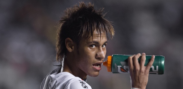 Neymar ainda no Santos; na Copa, o camisa 10 da seleção brasileira não deve repetir a cena