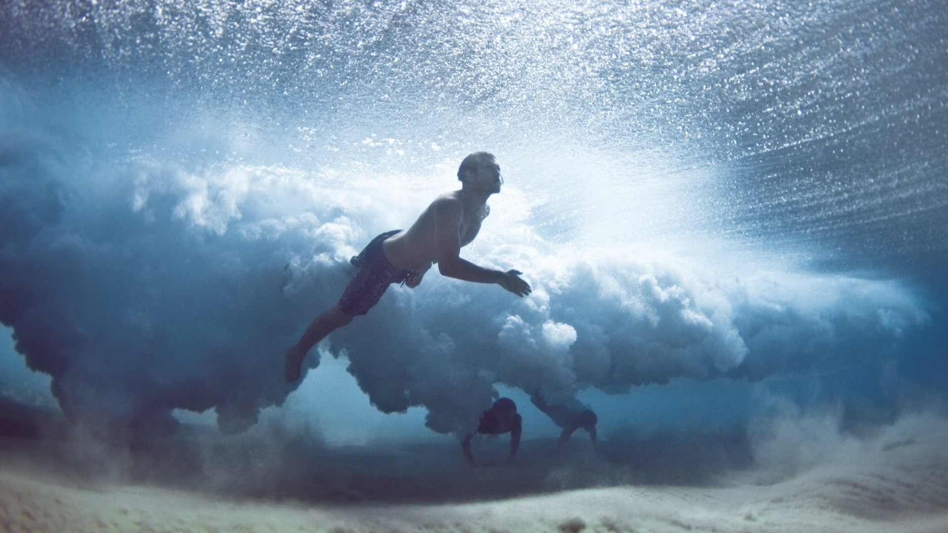 O fotógrafo australiano Mark Tipple retratou banhistas nadando embaixo das ondas, como parte de um projeto especial - Mark Tipple 