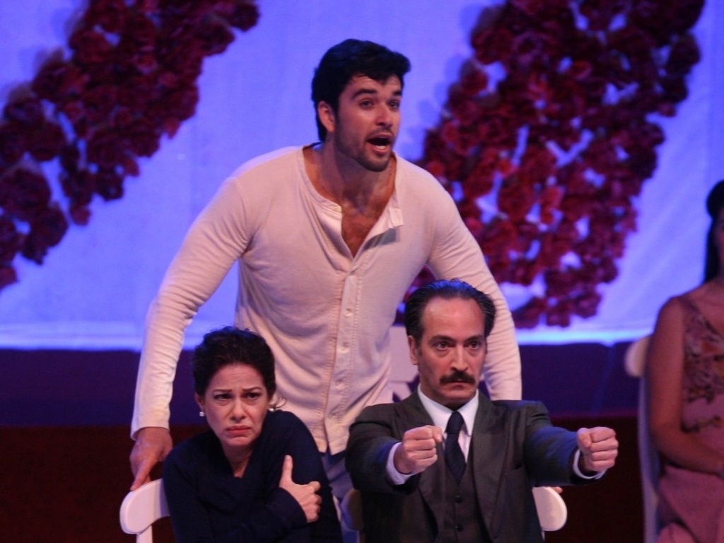 O grupo carioca Fodidos Privilegiados apresentou o espetáculo "Escravas do Amor" com Sérgio Marone (fundo) e Juliana Baroni (centro) na 21° edição do Festival de Teatro de Curitiba (28/3/12) - AgNews