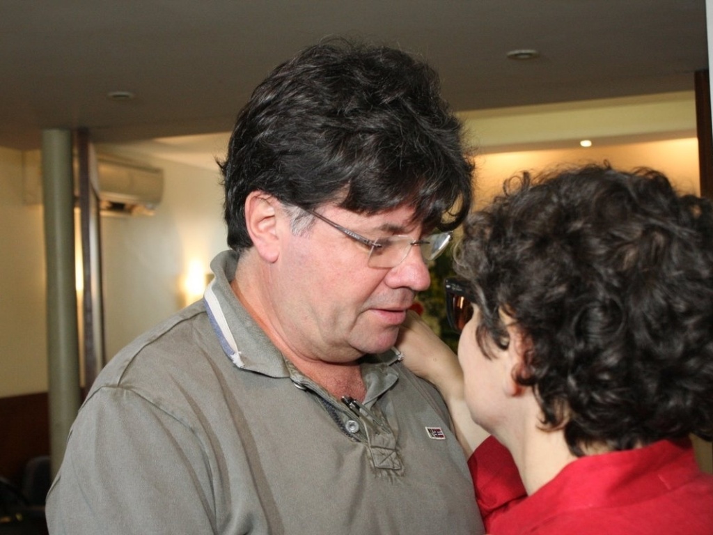 O humorista Marcelo Madureira e a ex-companheira de Millôr, a jornalista Cora Ronai, uma das primeiras pessoas a anunciar a morte do escritor, disse que Millôr foi o amor de sua vida (29/3/12) - AgNews