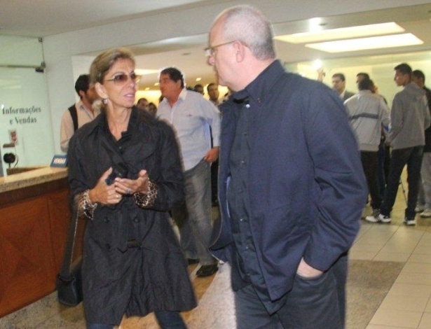 "O Millôr era um homem culto, inteligente e muito engraçado. Nao torcia para time de futebol, não tinha religião e nem partido político. Era um homem livre e isso é admirável. Ele me ajudou muito em um momento em que eu estava só. Ele me apoiou publicamente quando não era politicamente correto me apoiar", diz a atriz Marília Pêra (29/3/12) - AgNews