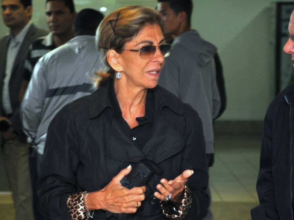 "O Millôr era um homem culto, inteligente e muito engraçado. Não torcia para time de futebol, não tinha religião e nem partido político. Era um homem livre e isso é admirável. Ele me ajudou muito em um momento em que eu estava só. Ele me apoiou publicamente quando não era politicamente correto me apoiar", diz a atriz Marília Pêra (29/3/12) - AgNews