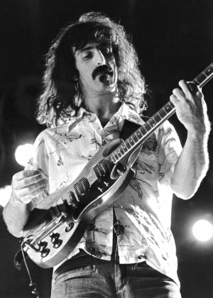 O músico e compositor norte-americano Frank Zappa durante show em Estocolmo, na Suécia, em setembro de 1974 - AFP