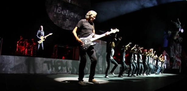 Roger Waters toca "Another Brick In The Wall" com 13 jovens da escola de música da Rocinha em apresentação da turnê "The Wall" no Engenhão, no Rio de Janeiro (29/3/12)  - Ricardo Cassiano/UOL