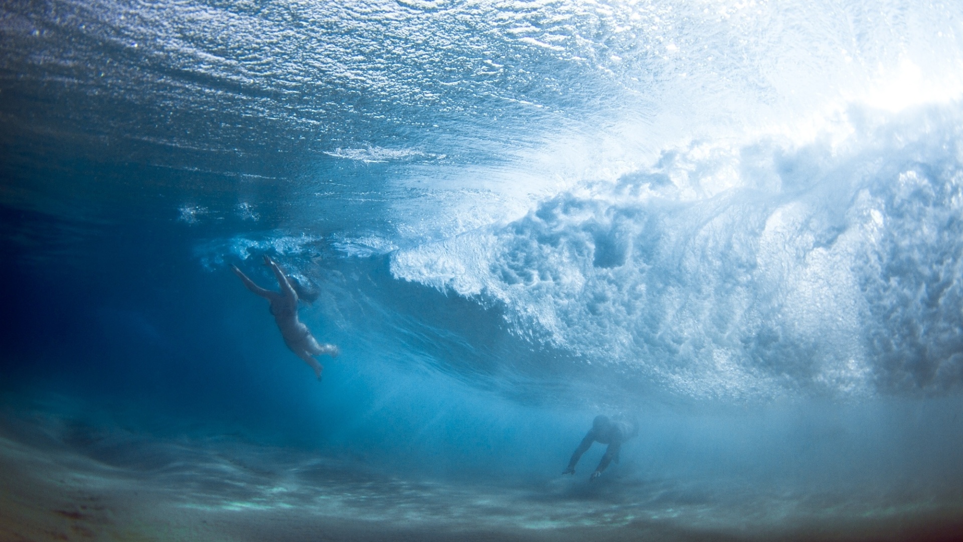 O fotógrafo australiano Mark Tipple retratou banhistas nadando embaixo das ondas, como parte de um projeto especial - Mark Tipple 
