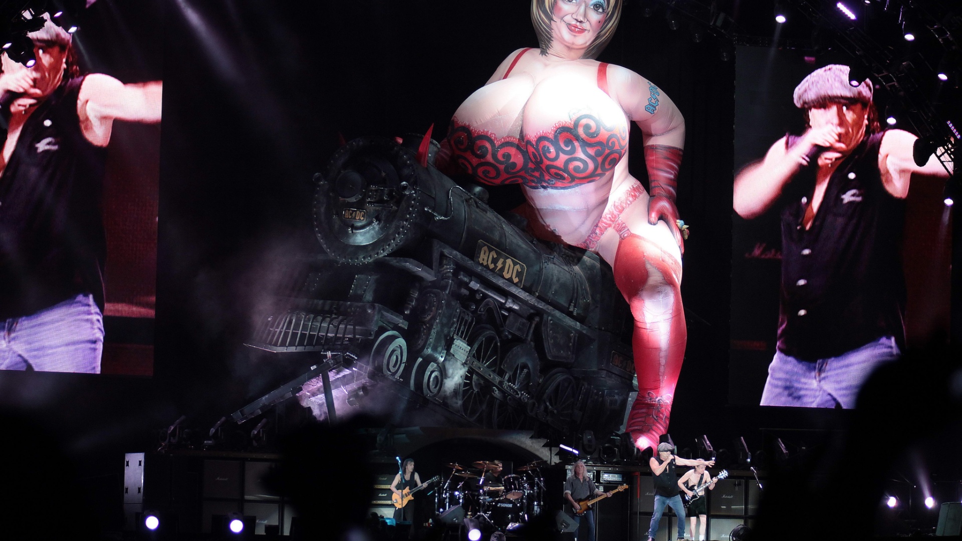 AC/DC em apresentação no Morumbi em novembro de 2009. A imagem do fotógrafo MRossi faz parte da exposição "Let's Rock", que acontece na Oca, em São Paulo de 4 de abril a 27 de maio - MRossi/Divulgação