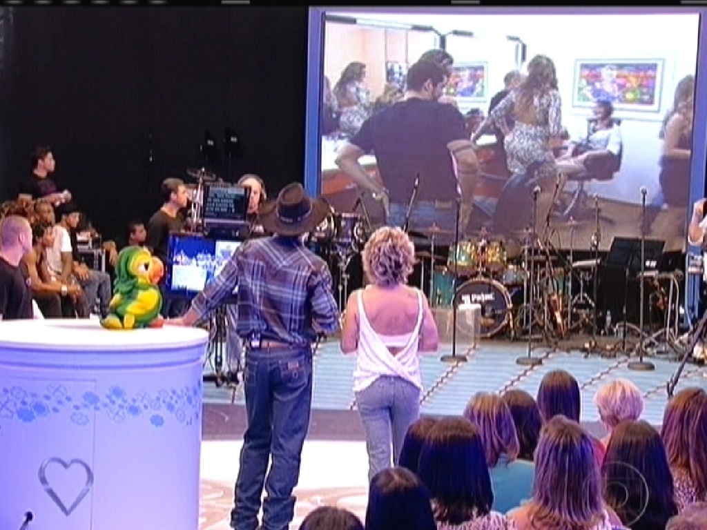 Fael e Ana Maria Braga assistem imagens dos bastidores do programa final (30/3/12)
