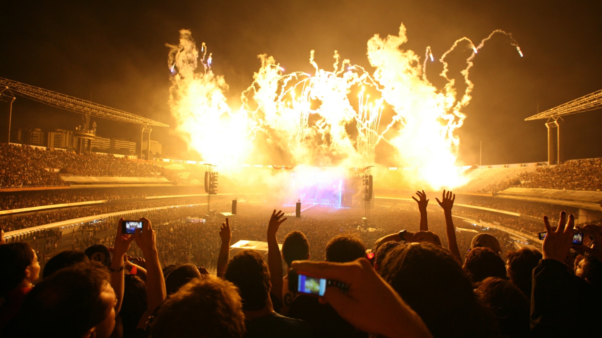 Imagem da plateia durante show do Kiss na Arena Anhembi, em São Paulo, em 2009, que estará na exposição "Let's Rock", que acontece na Oca, em São Paulo de 4 de abril a 27 de maio - MRossi/Divulgação