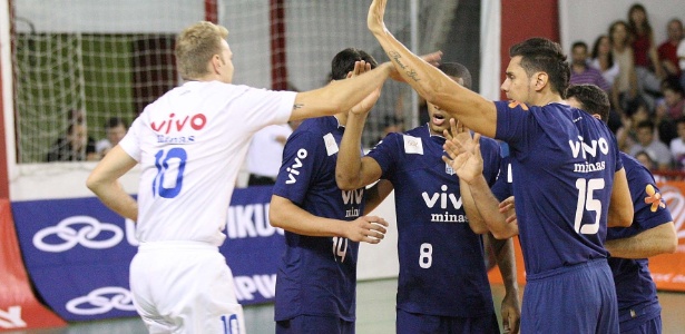 Jogadores do Vivo/Minas comemoram ponto durante a partida contra a Cimed/Sky - Cristiano Andujar /VIPCOMM