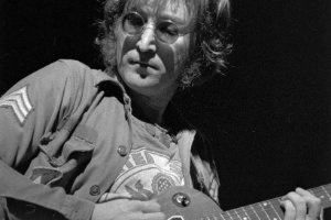 John Lennon durante show beneficente para crianças com problemas mentais em Nova York - AP