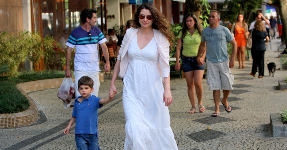 Lavínia Vlasak passeia com o filho, Felipe, pelo bairro do Lebon, zona sul do Rio (30/3/2012)