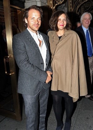 Maggie Gyllenhaal e Peter Sarsgaard chegam para a estreia de "A Morte do Caixeiro Viajante" na Broadway, em Nova York (15/3/12)