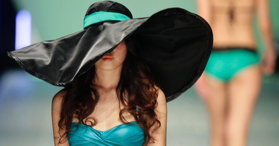 Modelos apresentam criações da Coleção de Lingerie EVA Tentação de 2012, na Semana de Moda da China
