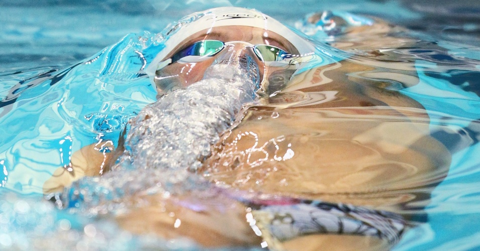 Nadador Ryan Lochte disputa prova de 200 m costas durante campeonato na Universidade Indiana Natatorium, em Indianápolis, nos Estados Unidos