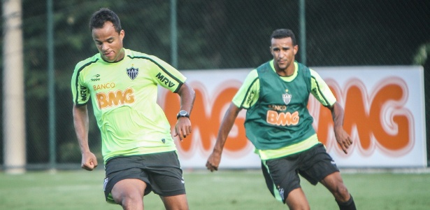 Serginho (de colete) treina forte para tentar recuperar a condição de titular atleticano - Bruno Cantini/Site do Atlético-MG