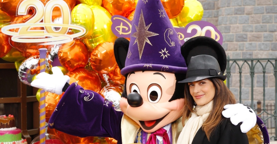 A atriz Salma Hayek posa para fotos com o Mickey durante a comemoração de 20 anos do resort da Disney em Marne-la-Vallee, cidade próxima à Paris (31/3/12)