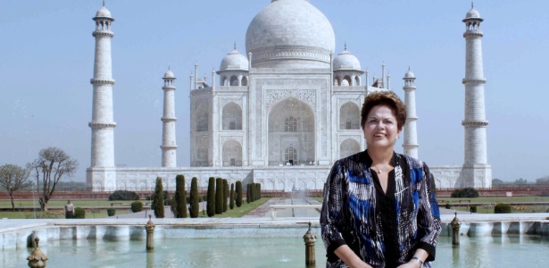 A presidente brasileira, Dilma Rousseff, posa para foto em frente ao Taj Mahal, em Agra, na Índia