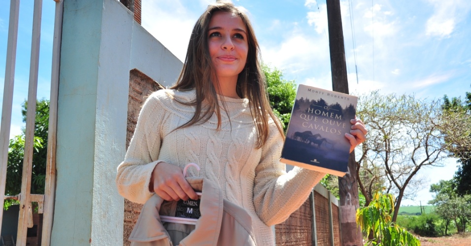 Ana Carolina Finger, de 17 anos, foi a "ficante" de Fael por cerca de oito meses, mostra livro e blusa que foram do vencedor do BBB12 (30/3/12)