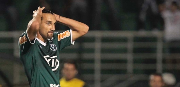O Palmeiras, do atacante Barcos, precisa vencer o Comercial e secar o Guarani - Fernando Donasci/UOL
