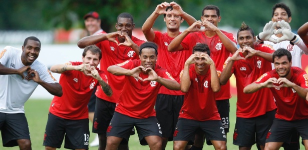 Jogadores do Fla fazem símbolo do coração com a mão em homenagem a Renato - André Portugal/ VIPCOMM