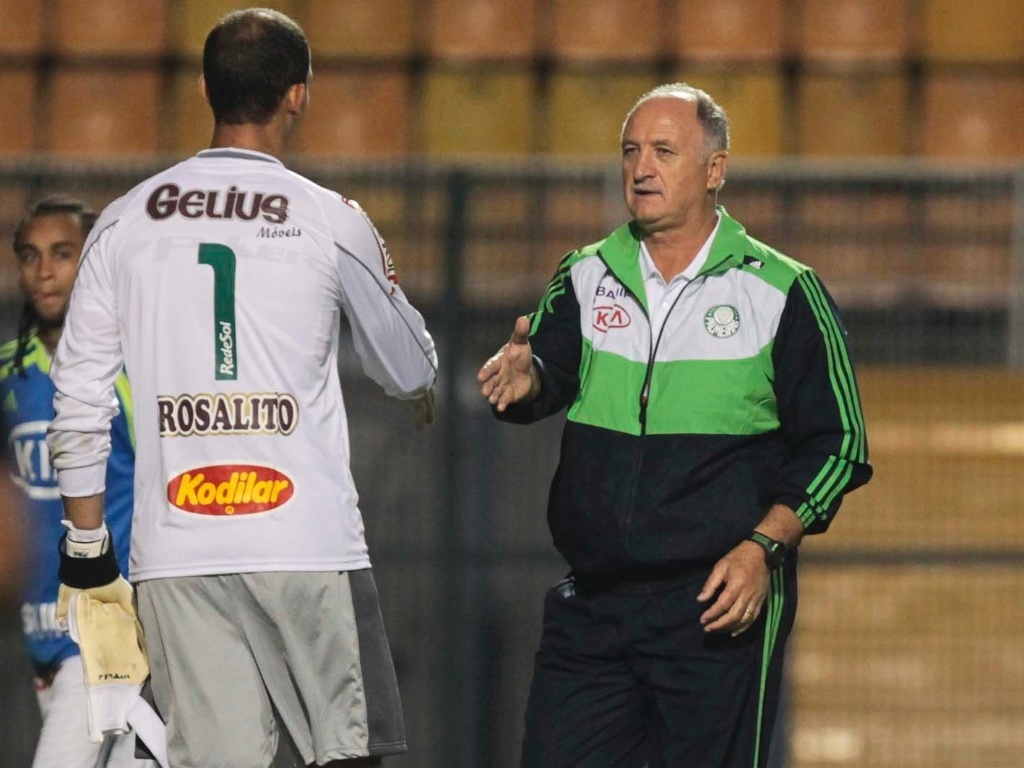 Luiz Felipe Scolari cumprimenta goleiro do Mirassol após derrota do Palmeiras