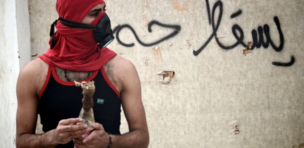 Manifestante segura coquetel Molotov no Bahrein; duas equipes já foram ameaçadas - AFP