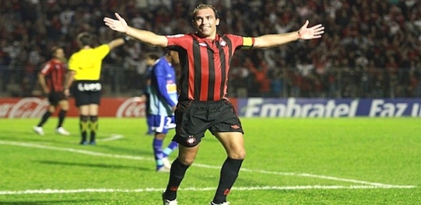 Meia Paulo Baier foi o destaque do Atlético na vitória sobre o Barueri - Divulgação/Atlético-PR